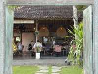 A Tranquil Garden Café in Jungut Batu
