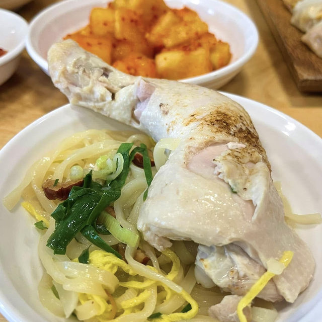 東大門東廟寶藏超實惠麪條店 💕 清燉雞湯麪동묘백숙닭국수