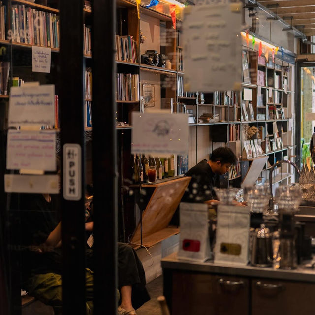 📚☕ หนัง(สือ) 2521 – คาเฟ่ที่ไม่ใช่แค่ร้านกาแฟ 