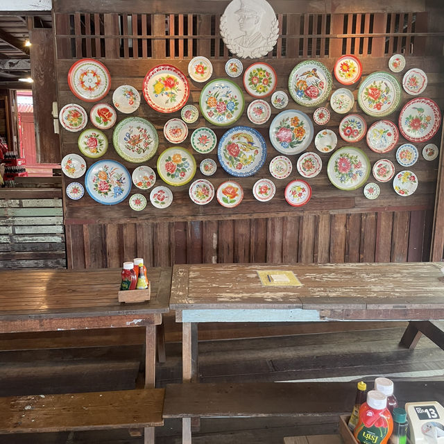 ร้านสี่แยกหัวตะเข้คาเฟ่แอนด์เกสต์เฮ้าส์ 