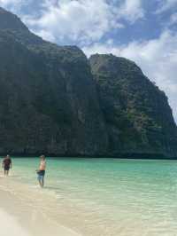 อ่าวมาหยา หาดสวยน้ำใสขึ้นชื่อ