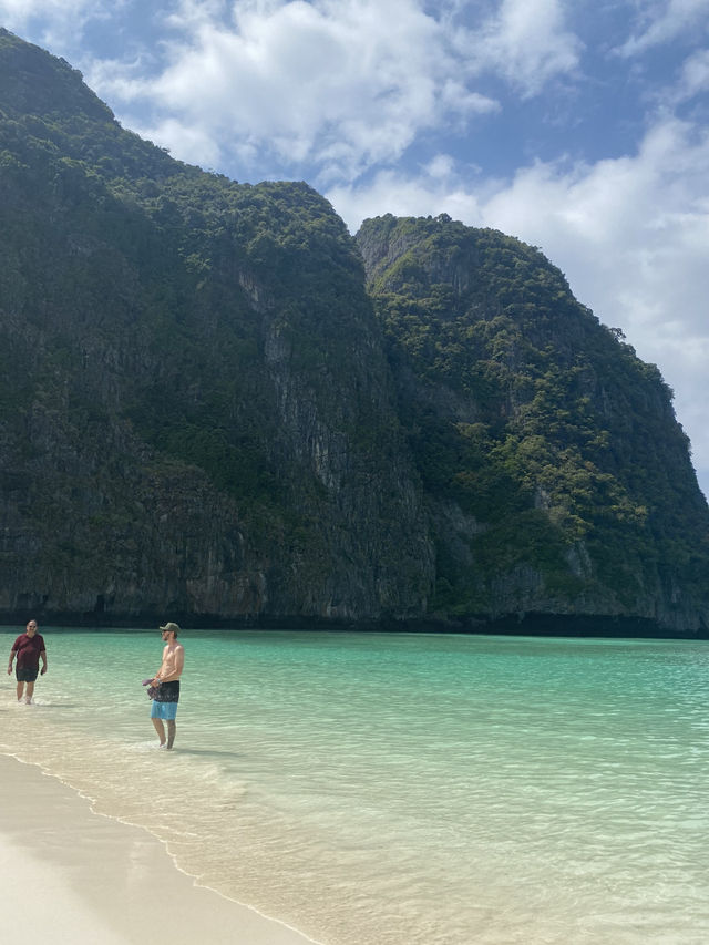 อ่าวมาหยา หาดสวยน้ำใสขึ้นชื่อ