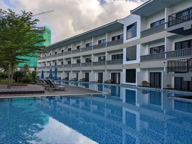 “Camar Resort Langkawi: Tranquil Beachfront Escape with 77 m Pool & Warm Hearts”