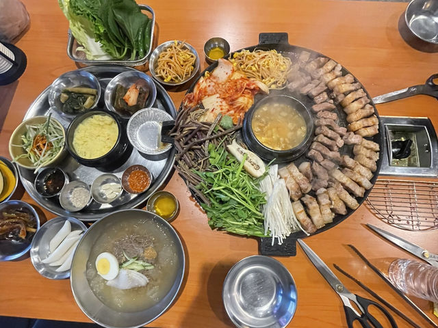 “훅 꽂히는 가성비 + 감성, 신창동 솥뚜껑 고기집” 