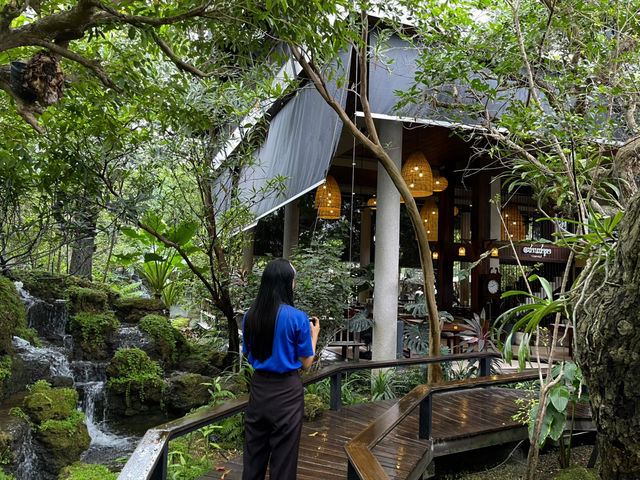 ร้านอาหาร@ชานชาลา กาญจนบุรี บรรยากาศร่มรื่นมาก