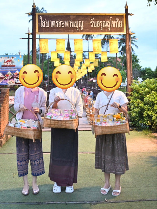 🌅 ใส่บาตรสะพานบุญ รับอรุณสุโขทัย ณ วัดตระพังทอง