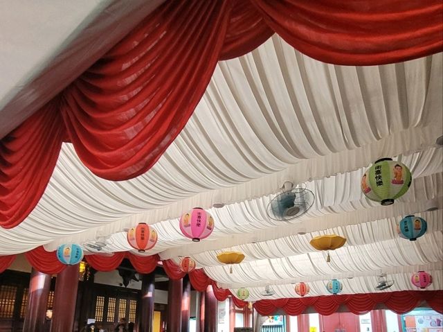 A Quiet Pause in the Heart of Chinatown Buddha Tooth Relic Temple