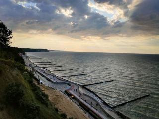 해변의 여유와 숲의 분위기를 느낄 수 있는 스베틀로고르스크