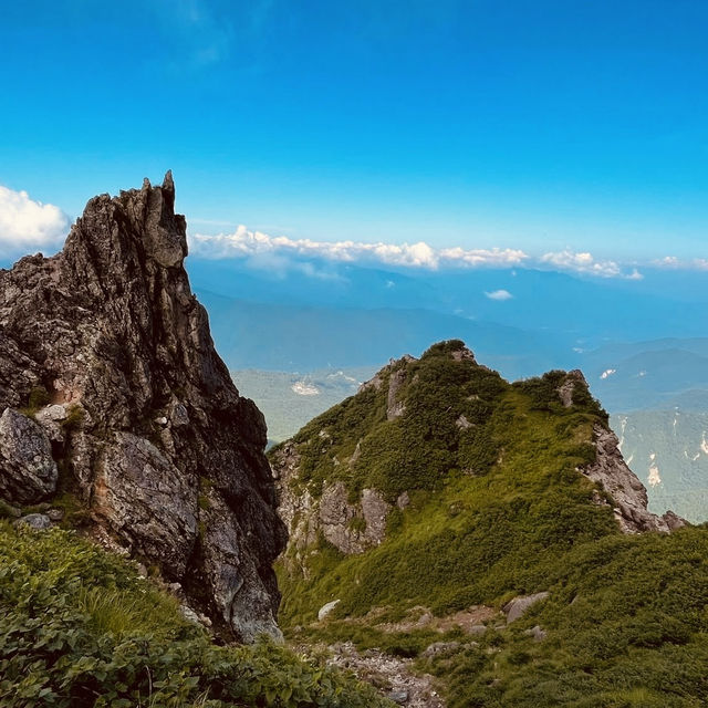 🗻🌋 *Mt. Shirane (白根山): Japan’s Volcanic Wonderland with Turquoise Craters* ☁️✨