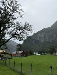 북유럽의 품에 안긴 마을, 플롬