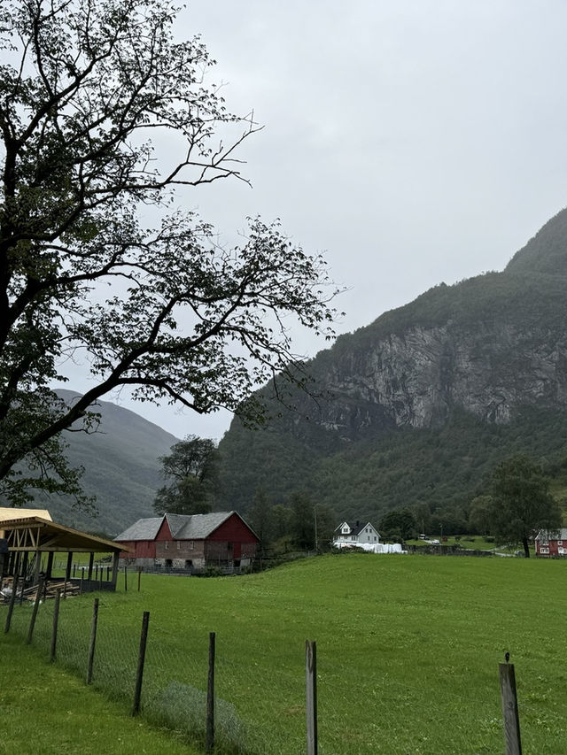 북유럽의 품에 안긴 마을, 플롬