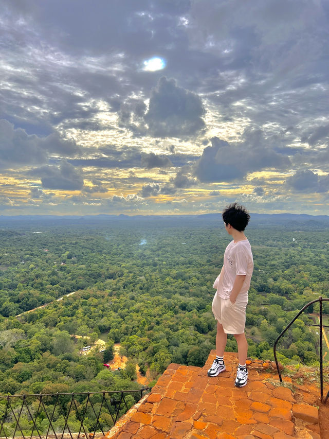 🇱🇰スリランカの絶景スポット【シーギリヤ・ロック】に登ってきた〜!🪨🔥 🇱🇰スリランカの絶景スポット【シーギリヤ・ロック】に登ってきた〜!🪨🔥