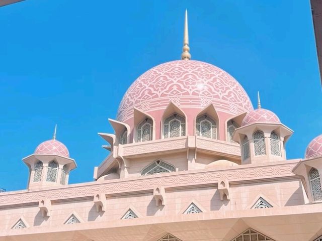 Putra Mosque – The Pink Jewel of Putrajaya 🕌🌸 Putra Mosque – The Pink Jewel of Putrajaya 🕌🌸