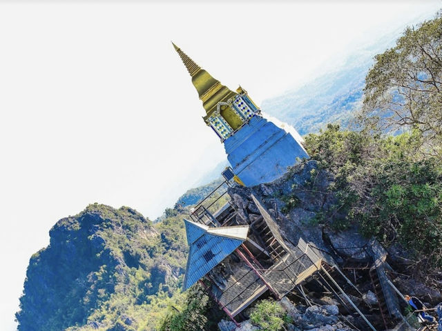 เจดีย์ขาวบนยอดเขา เส้นทางแห่งศรัทธาเหนือสายหมอก เจดีย์ขาวบนยอดเขา เส้นทางแห่งศรัทธาเหนือสายหมอก