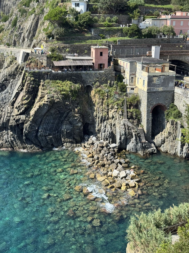 【Riomaggiore：彩色山城的黃昏浪漫 🌅】