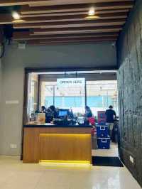 it’s a favorite among tourists looking for a clean, comfortable alternative to street food.