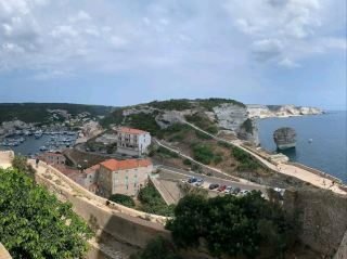 สิ่งมหัศจรรย์บนหน้าผาแห่งเมดิเตอร์เรเนียน: สำรวจโบนิฟาซิโอ