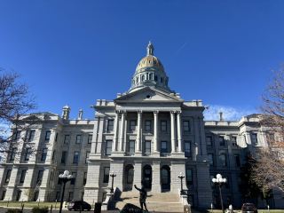 一英里的象徵：州議會大廈階梯之上