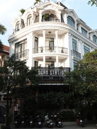 Logan Station — A Quiet, Cozy Spot Perfect for Work & Christmas Vibes ✨ 