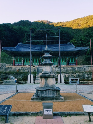 山巒覆蓋着寺廟，水流連接着道路的地方——白潭寺雪嶽