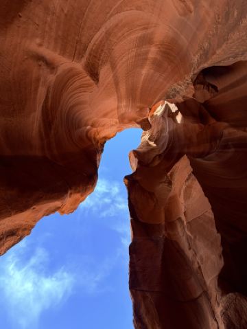美國鳳凰城附近有多個壯觀沙漠自然美景，呢次專程行程以探索大峽谷為主軸，同時串連馬蹄灣、羚羊谷同天空拱門，體驗西南部獨特既丹霞地貌同神秘峽谷風光。成個旅程最深刻一定係日落時分的大峽谷，望住夕陽染紅整個峽谷，真係感受到大自然的震撼！

行程路線建議  
由鳳凰城出發，一般建議自駕，大約四至五小時車程就可以抵達大峽谷國家公園。沿路穿越荒漠戈壁，感受美國西南部的廣闊氣息。

必去打卡位  
1. 大峽谷（Grand Canyon）  
景點位置：Arizona, Grand Canyon National Park  
建議安排至少半日，South Rim係遊客最多既位置，可以徒步沿著崖邊欣賞壯麗景色。建議日落時候前往，陽光照射下岩壁顏色層次分明，非常壯觀！另外記得留意安全，懸崖邊勿太靠近避免危險。

2. 馬蹄灣（Horseshoe Bend）  
景點位置：Page, Arizona（離羚羊谷約10分鐘車程）  
馬蹄形河灣真係打卡一流，最適合清晨或傍晚到訪，天氣晴朗下拍照超吸睛。

3. 羚羊谷（Antelope Canyon）  
景點位置：Page, Arizona  
分Upper同Lower兩個入口，需要提前網上預訂導賞團才可進入。谷中光影交錯，形成獨特紋理效果。影相時建議用手機專業模式或單反，效果會更理想。進入時大多需跟團緊跟導遊指示，安全第一。

4. 天空拱門
景點位置：近Page地區，隱藏版景點  


遊玩貼士  
1. 沙漠地區日夜溫差大，春秋較為舒適，夏天需注意防曬補水。  
2. 各景點一般營業時間都在早上八點至傍晚，羚羊谷需提前預約。  
3. 行程路線長，請視自己耐力調整，每個景點都適合慢慢遊覽及拍攝。  
4. 大峽谷跟羚羊谷部分區域手機訊號較弱，如需導航或聯絡可提前下載離線地圖。  
5. 拍攝日出日落需提早抵達及預設好場地，方便搶到最佳視角。

行程注意事項  
部份景點需步行爬坡或穿越沙地，最好著舒服行山鞋。記得帶充足水源同防曬用品，同時隨時留意個人安全。沙漠地區晝夜溫差大，建議層疊穿著。

話題
鳳凰城沙漠探險、大峽谷日落、羚羊谷打卡、馬蹄灣極致景色、天空拱門尋秘