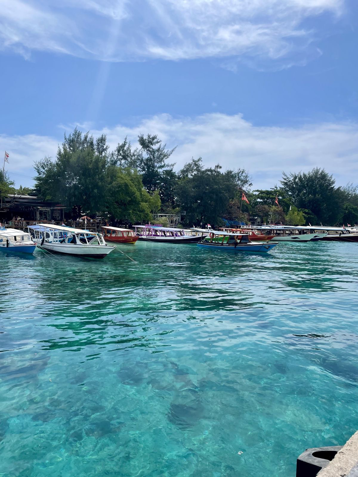 Hanya selemparan batu dari hiruk-pikuk Jakarta, Kepulauan Seribu menawarkan pelarian alam yang menyegarkan. Terkenal dengan airnya yang jernih, pantai berpasir putih, serta suasana pulau yang santai, Pulau Seribu terasa seperti dunia yang jauh berbeda dari ritme ibu kota yang serba cepat. Begitu tiba, ketenangan dan embusan angin laut seketika membuat Anda merasa rileks dan tenang.
Setiap pulau punya daya tariknya sendiri, mulai dari pantai sunyi yang cocok untuk melepas penat hingga titik-titik snorkeling untuk menjelajahi keindahan bawah laut. Airnya sangat bening, dengan gradasi warna biru dan hijau yang cantik untuk berenang atau sekadar menikmati pemandangan. Momen matahari terbenam di sini juga sangat spesial, dengan bias warna hangat di permukaan laut yang menutup hari dengan damai dan indah.
Baik untuk liburan singkat maupun sekadar ingin rehat sejenak dari penatnya kota, Pulau Seribu adalah destinasi simpel yang sangat berkesan. Tempat ini menjadi pengingat bahwa terkadang, kita tak perlu pergi jauh untuk menemukan pelarian yang menawan.