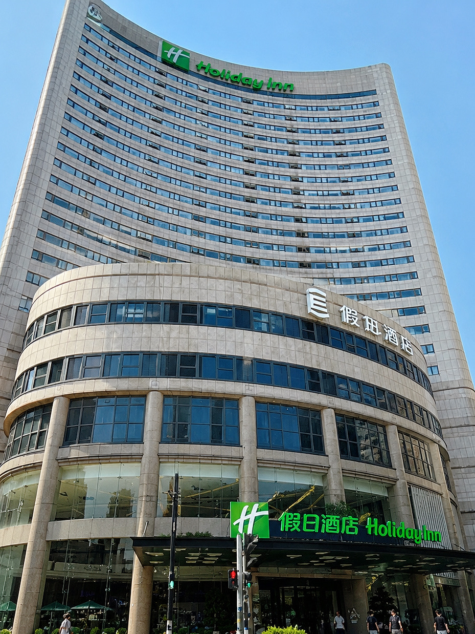 
 
If you're looking for a place to stay in the heart of Shanghai that offers easy access, proximity to shopping areas, and a cozy vibe, this is it! Holiday Inn Shanghai Nanjing Road is an absolute game-changer for city explorers.

💕 Room Details & Vibe
The rooms feature a modern, minimalist yet warm decor. The bed is incredibly soft, guaranteeing a superb night's sleep. Large windows offer relaxing city views, letting in just the right amount of natural light so the room never feels cramped. The layout is perfectly optimized, complete with a small lounge sofa, a work desk, and full amenities. The bathroom is spotless with a sleek design, featuring separated wet and dry areas for maximum convenience.

💕 Price Per Night
The rates offer great value for money considering the prime location, averaging around 2,500 – 4,500 THB/night (depending on the season and room type). When you factor in the central Nanjing Road address, it's a fantastic deal.

💕 Convenience & Getting Around
The absolute highlight is the location. Situated just off Nanjing Road, you can literally shop till you drop. It's only a few minutes' walk to the Metro, making it super easy to hit up major spots like The Bund, People's Square, or any other neighborhood. Whether you prefer walking or hopping on public transit, everything is totally hassle-free.

💕 Overall Impressions
I was impressed the moment I stepped into the lobby. The staff provided excellent service with a speedy check-in process. The overall vibe of the hotel is modern, clean, and well-maintained. It's a perfect fit whether you're here to sightsee, shop, or even on a business trip. Above all, the location is unbeatable—step right out the door and you're instantly immersed in the bustling Shanghai city life.

Bottom line: this hotel is a "one-stop package" that checks all the boxes for location, convenience, and comfort. If you're visiting Shanghai and want to stay right in the center of the action, I can't recommend this place enough! 💚

    