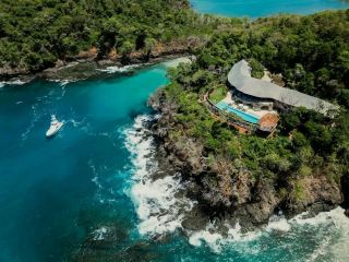 🌊 Islas Secas Reserve & Lodge 🇵🇦

รีสอร์ทลักชัวรีสไตล์ Eco-Retreat บนหมู่เกาะส่วนตัวกลางมหาสมุทร Pacific ของประเทศปานามา ที่รายล้อมด้วยธรรมชาติอันบริสุทธิ์และความเงียบสงบอย่างแท้จริง วิลล่าแต่ละหลังได้รับการออกแบบอย่างกลมกลืนกับสิ่งแวดล้อม โดยเน้นความยั่งยืนควบคู่ไปกับความหรูหรา พร้อมวิวทะเลสีครามและความเป็นส่วนตัวระดับสูงสุด เหมาะสำหรับผู้ที่ต้องการหลีกหนีจากโลกภายนอกและดื่มด่ำกับธรรมชาติอย่างเต็มที่

ไฮไลต์ของที่นี่คือกิจกรรมดำน้ำชมแนวปะการัง Sport Fishing ชมวาฬตามฤดูกาล และการสำรวจเกาะร้างที่ยังคงความสมบูรณ์ของระบบนิเวศไว้ได้อย่างน่าทึ่ง การบริการแบบ Personalized Service ช่วยสร้างประสบการณ์ที่แตกต่างและน่าประทับใจ เหมาะสำหรับนักเดินทางสาย Adventure Luxury และผู้ที่รักธรรมชาติ 🌴☀️✨

📍จุดเช็กอินรอบๆ : Gulf of Chiriquí / Pacific Ocean / Private Islands / Coral Reef / Whale Watching Area

#IslasSecas  #PanamaLuxury  #EcoRetreat  #PrivateIsland  #LuxuryTravel  #NatureEscape  #AdventureLuxury  #OceanParadise  #TravelPanama  #LuxuryResort  🐚🌊