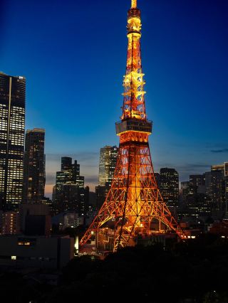 客室の窓がまるで東京タワーの展望台だったホテル。