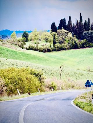スイス ヴァル・ミュスタイア：聖ヨハネ修道院からオーフェン峠のパン窯とカラマツの小道 — 修道院12スイスフラン、ほか無料。