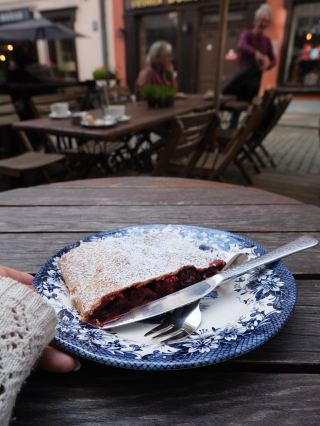 [Riga, Latvia] A hidden gem right in the old town! Enjoy exquisite cherry strudel at the adorable and relaxing café "Rigensis" 🇱🇻🍒✨