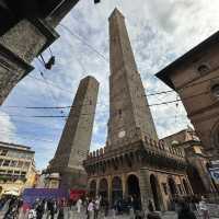 Two Towers almost collide in Bologna