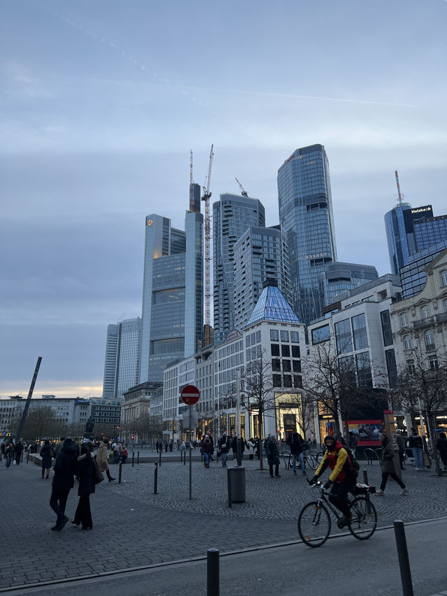 From medieval roots to modern marvels, Frankfurt is a city of contrasts ✨🇩🇪 