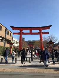 เมื่อความหนาวพาเราไปหาเสาแดง ฟุชิมิ อินาริ⛩️