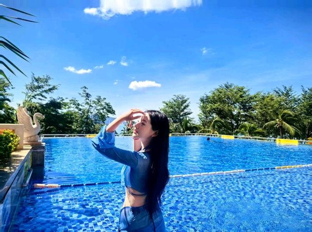 🌴 Sanya’s Blue Paradise: Morning Views & Poolside Bliss ☀️🏝 🌴 Sanya’s Blue Paradise: Morning Views & Poolside Bliss ☀️🏝