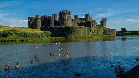 Caerphilly Castle — The Largest Medieval Fortress in Wales. — traveler post in Caerphilly