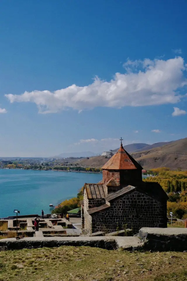 ฉันคิดว่าฉันได้ดูทั่วโลก (สีน้ำเงิน) จนกระทั่งมาถึงทะเลสาบ Sevan!