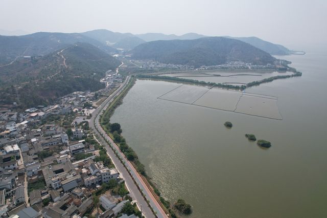 異龍湖是雲南省九大高原湖泊之一，是石屏人民的母親湖，屬省級風景名勝區