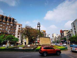 Strolling through the old county town of Fushun after the rain has cleared