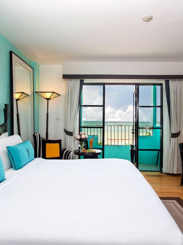 🌴 Pattaya's Retro Beachside Bliss 🏖️✨