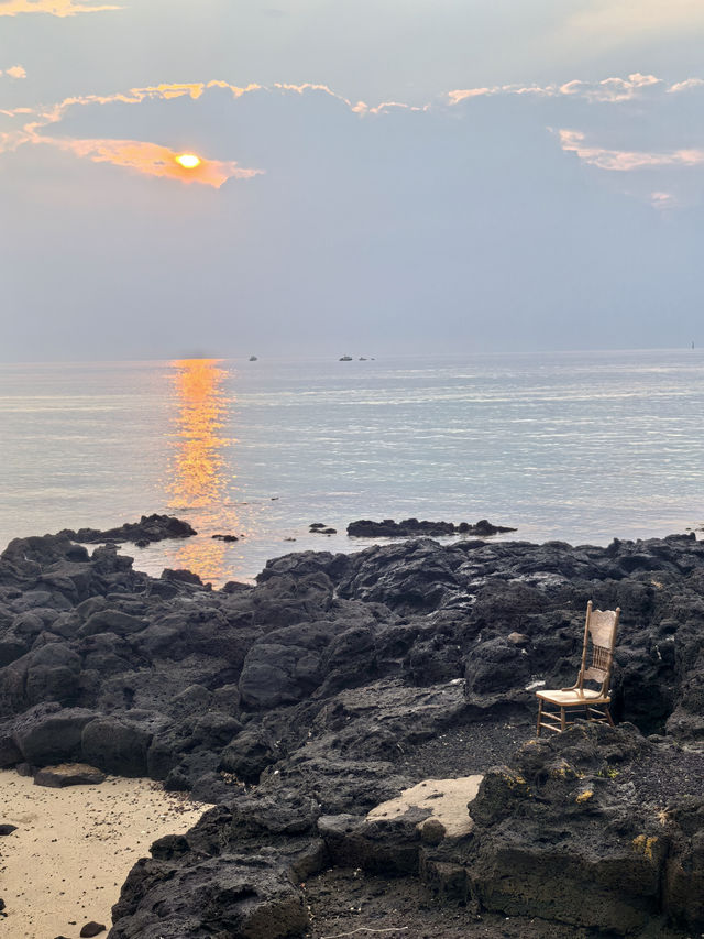 濟州島｜搵個窗戶🪟睇吓雨後海邊嘅夕陽。