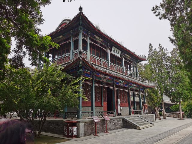 在路上：古蓮花池——中國十大名園之一。