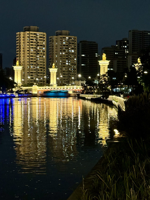 上海蘇州河美麗的夜景。