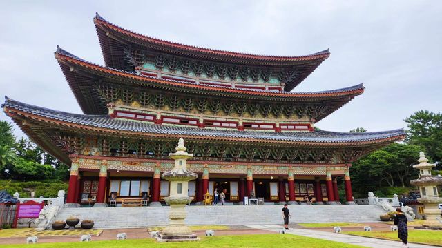 濟州島的藥泉寺，是一處充滿寧靜與神聖氣息的地方。