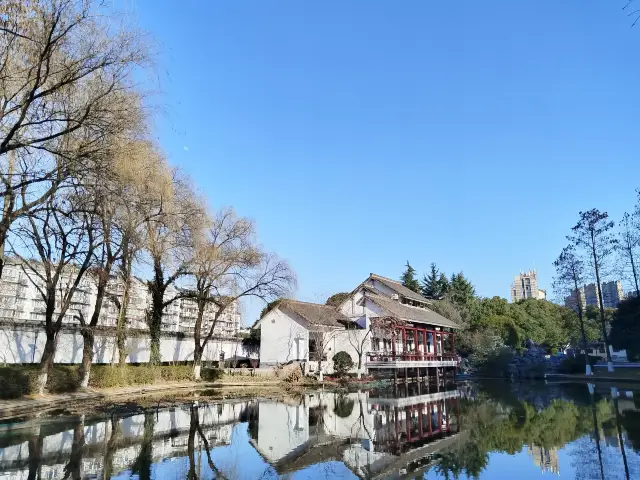 Heqing Park, located on the banks of the Shaoxing Ring River