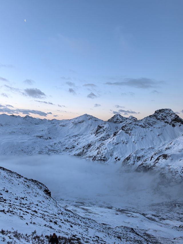 2025年首次登山，挑戰海拔4886米的雪馬山，大雪覆蓋，潔白無瑕