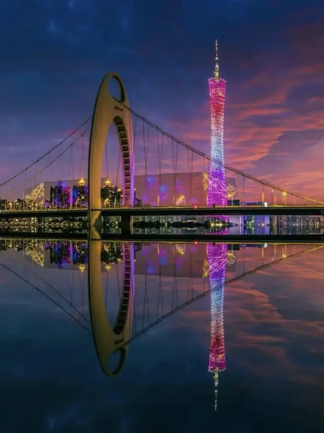 การล่องเรือยามค่ำคืนในแม่น้ำจูเจียงที่เต็มไปด้วยแสงสีสวยงาม