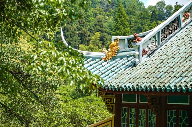 「參差樓閣起高崗，半為煙遮半樹藏。