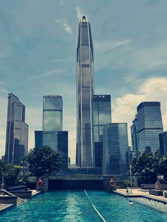 深圳星河麗思卡尔顿：高空泳池雲端奢享
