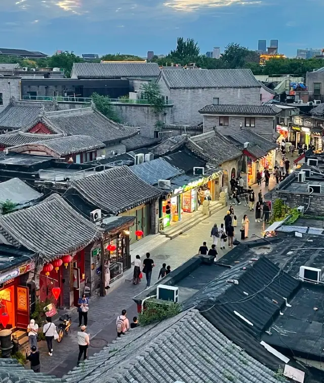 Rickshaw rides at Shichahai: A journey through old Beijing.